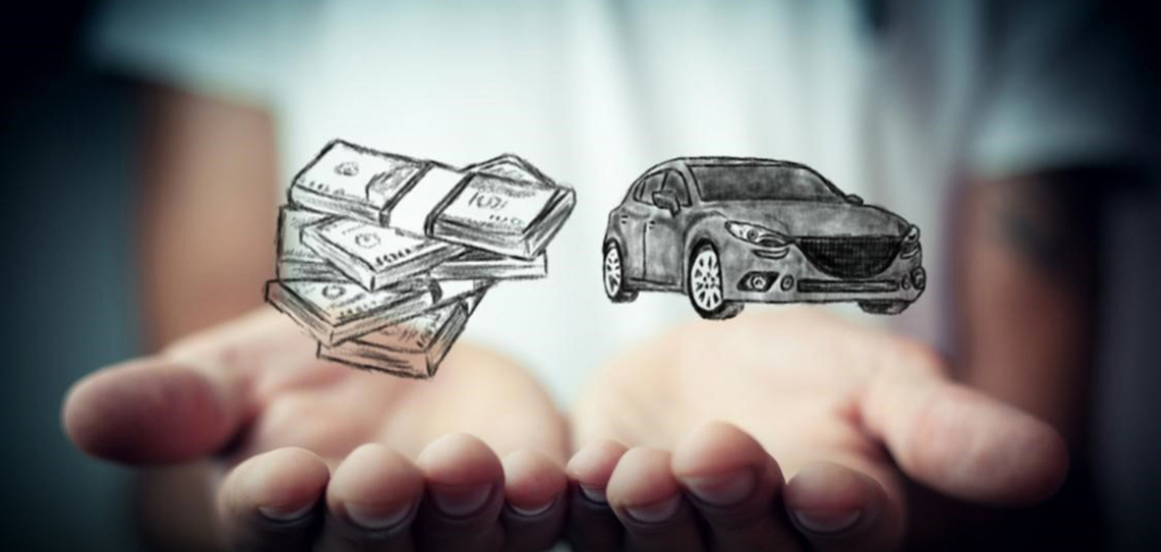 Manos con una ilustración de dinero y un auto