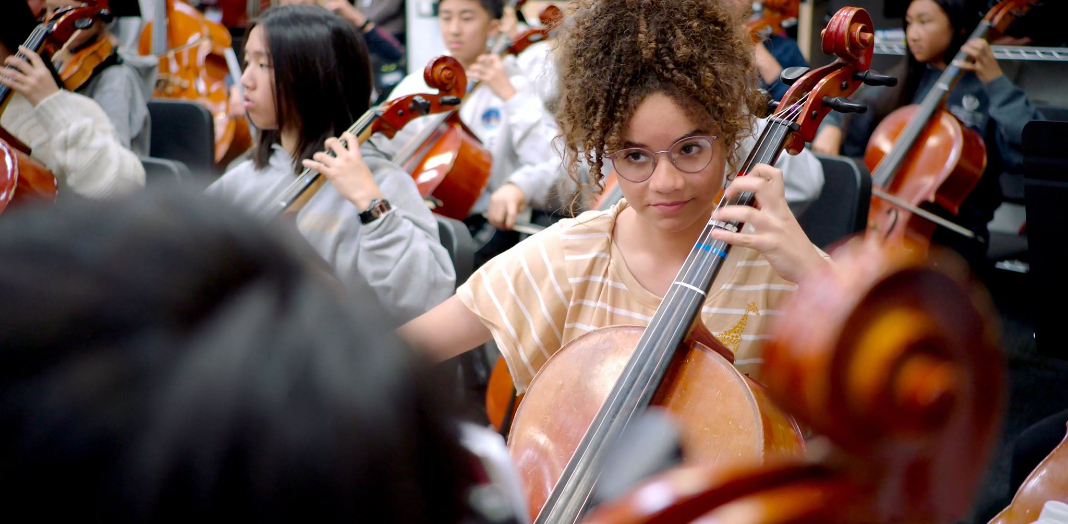 Estudiantes tocando en una orquesta filarmónica