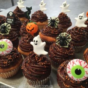 cupcakes decorados con fantasmas y arañas