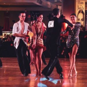 latinos bailando