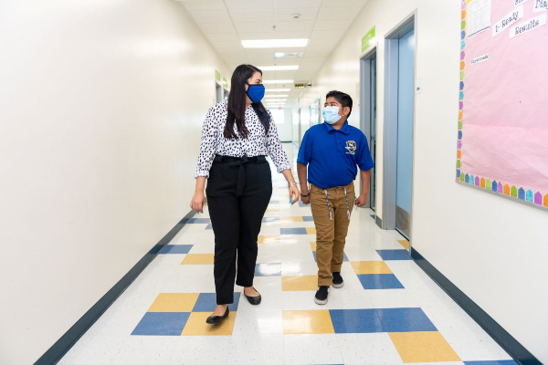 Cynthia Ybarra camina junto un estudiante
