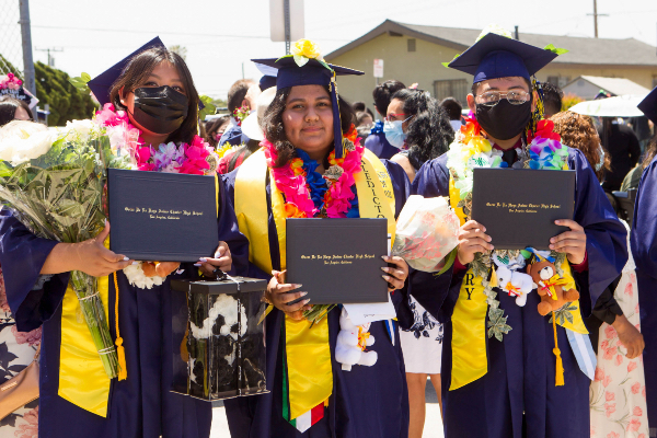 Estudiantes orgullosos con su diploma de graduación