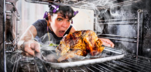 Mujer sacando un pavo del horno