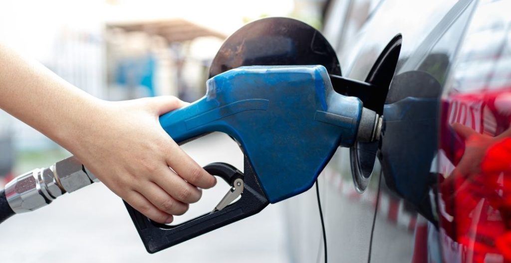 Precio de la gasolina en California casi llega a los 5 dólares