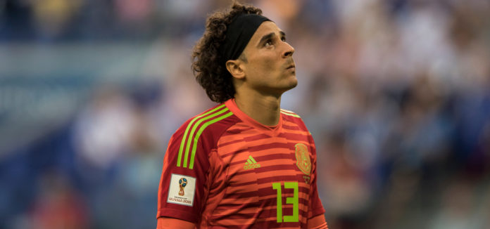 shutterstock_1128771776 Guillermo Ochoa en un partido con la selección mexicana