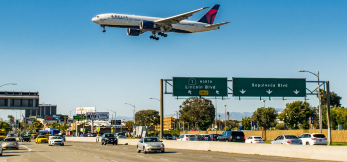 Avión a punto de aterrizar en LAX viaje