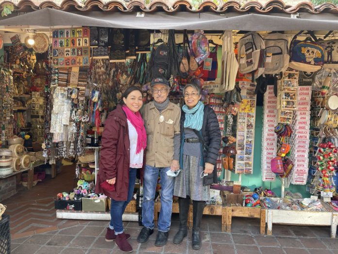 Christina Mariscal con sus padres en el local de la Placita Olvera donde celebran las Posadas