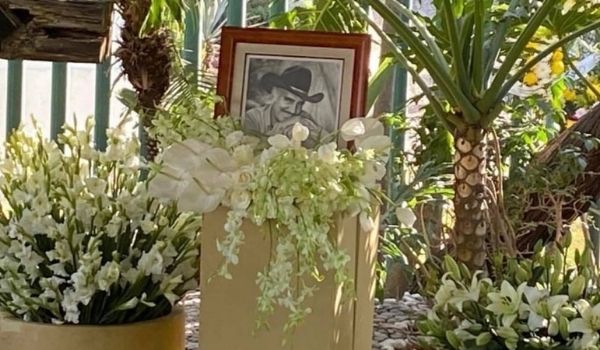 En la tumba de Vicente Fernández hay una foto de él