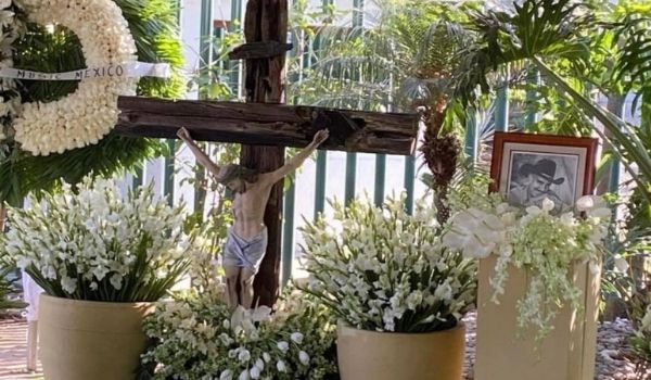 Un Cristo de madera estuvo durante el funeral de Vicente Fernández