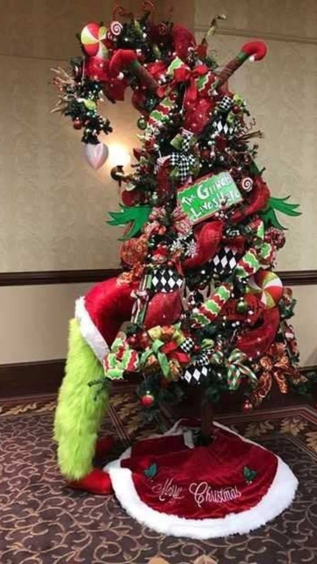 árbol navideño decorado como el grinch