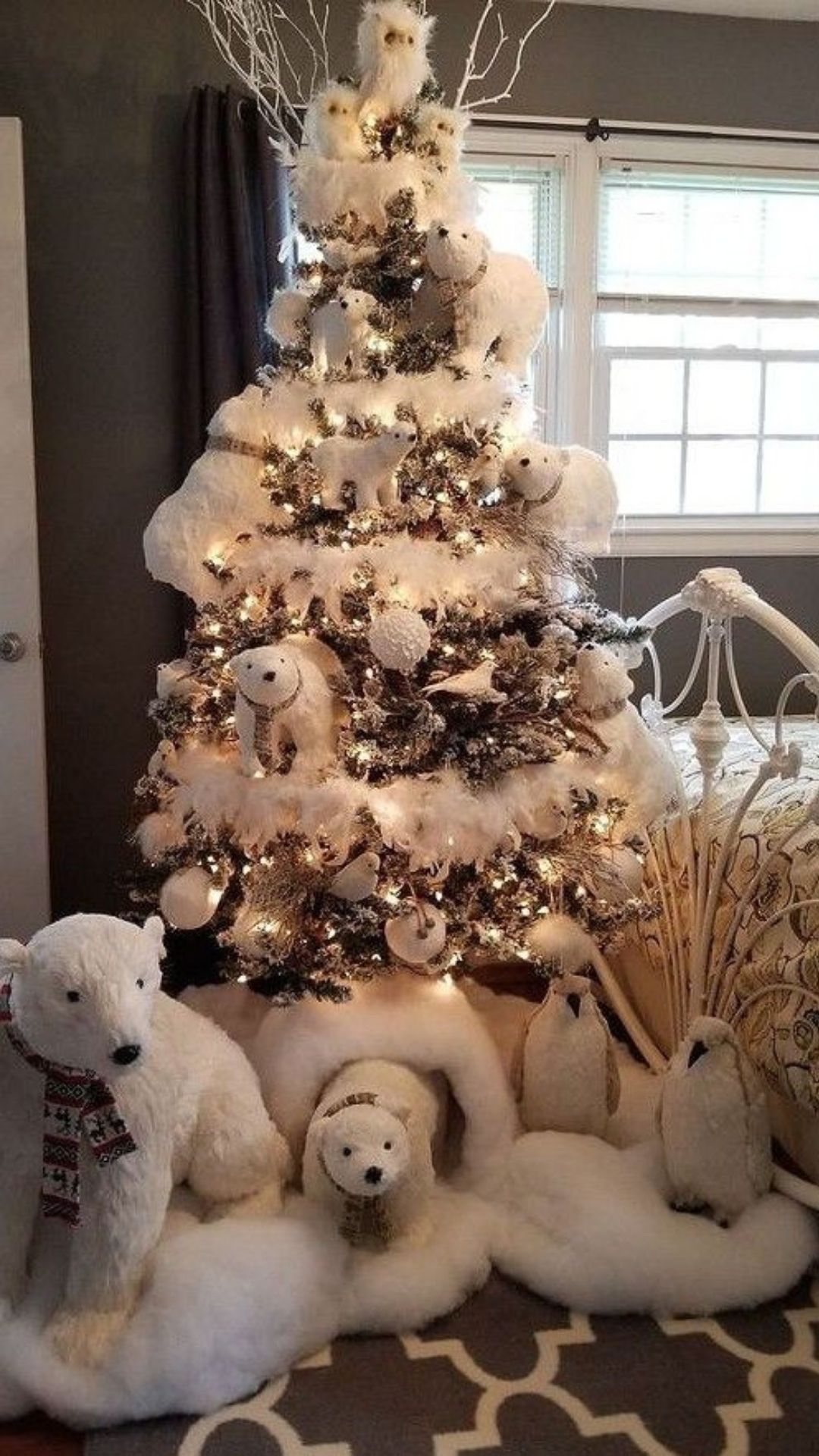 árbolito de Navidad con muchos elementos de decoración