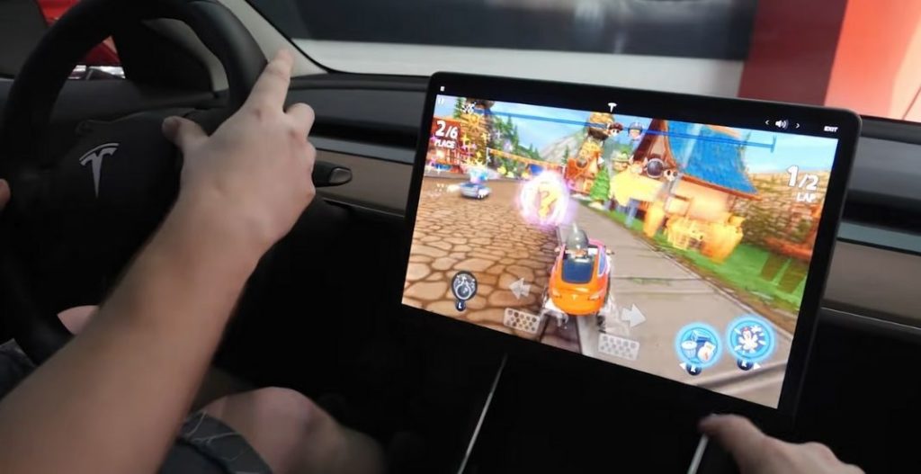 Jugar videojuegos al volante: el nuevo “peligro” de Tesla