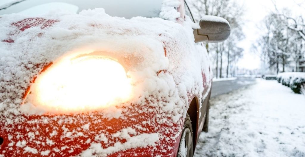 Revisiones del carro antes de manejar en la nieve