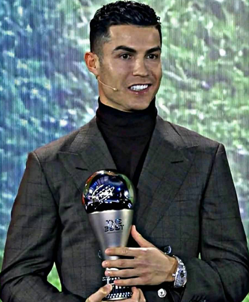 Cristiano Ronaldo con su trofeo por más goles con una selección