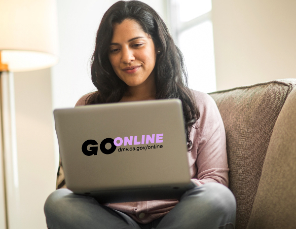 Mujer usando su laptop en la sala de su casa