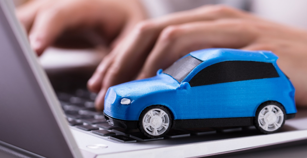 Persona usando la laptop junto a un carrito azul
