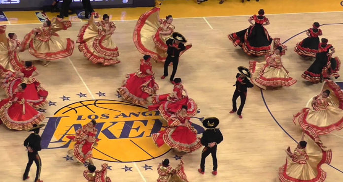 Ballet folklórico en un partido de Los Lakers