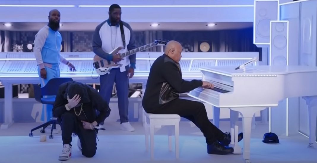 Eminem se arrodilla en el medio tiempo del Super Bowl y Dr Dre toca en piano canción de Tupac