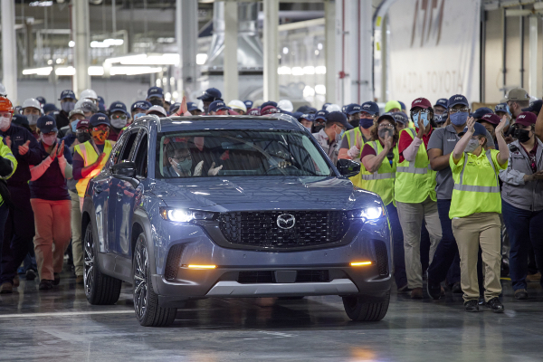 Trabajadores aplauden la salida del primer Mazda CX-50