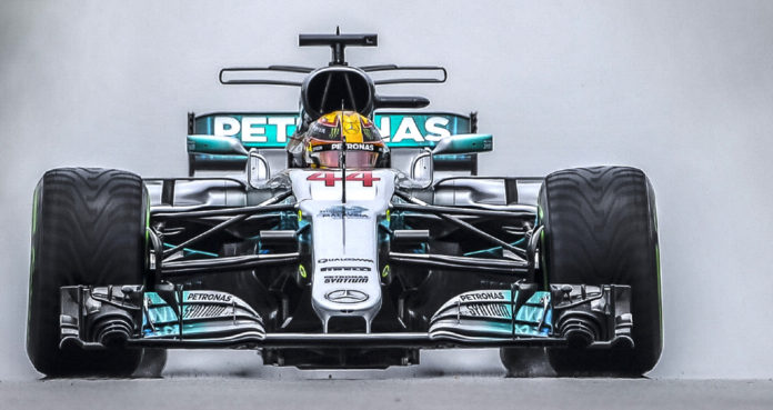 Auto de Fórmula 1 con Hamilton al volante