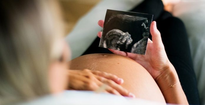 Cómo funciona una prueba de paternidad prenatal no invasiva