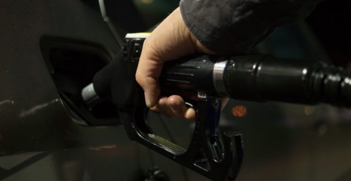 Cómo obtener un reembolso de 400 dólares por el costo de gasolina en California