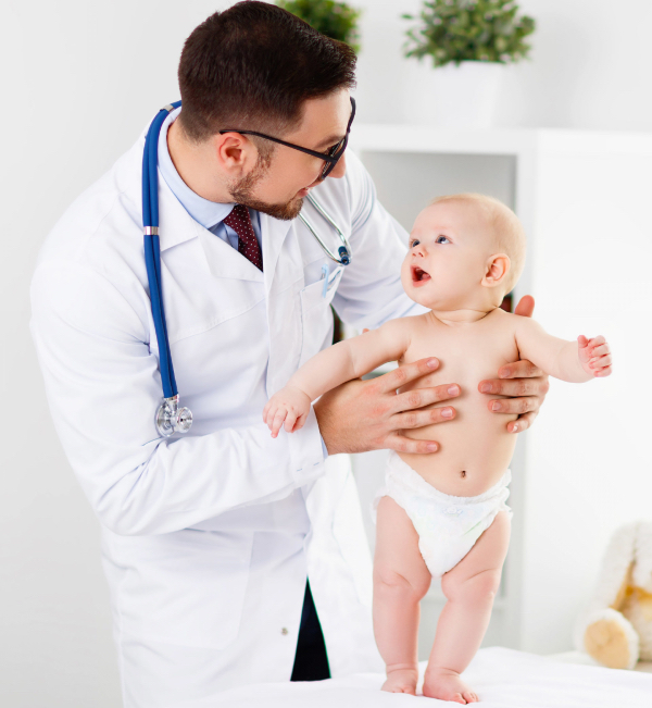 Doctor revisando a un bebé