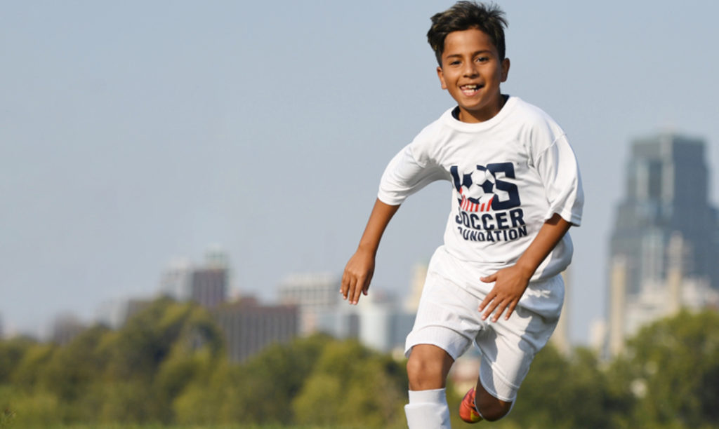 Programas de futbol gratuitos y de bajo costo para niños