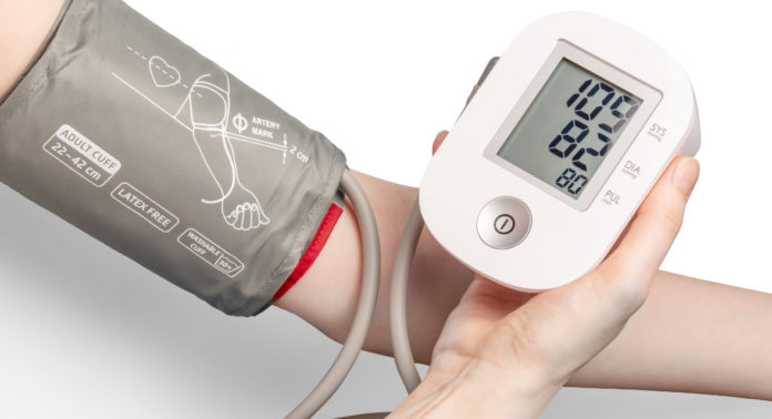 Persona midiendo su presión arterial