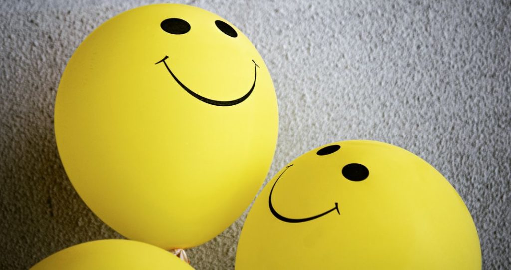 Globos amarillos con carita feliz