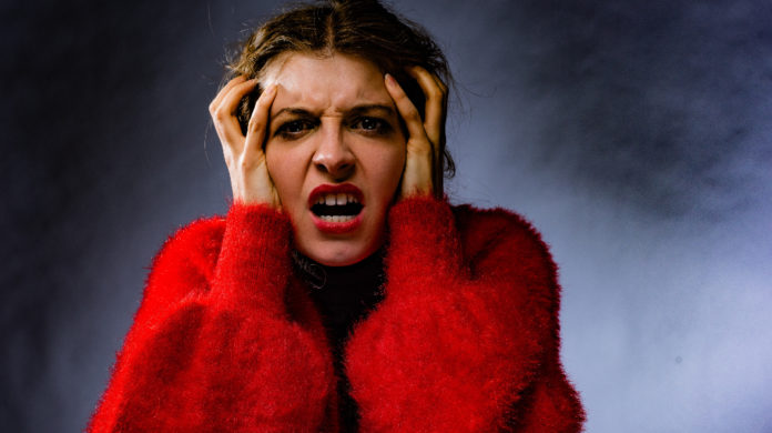 Mujer con suéter rojo enojada