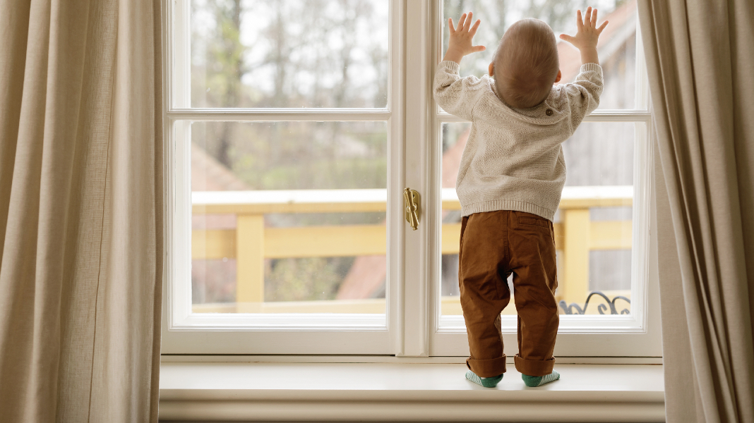 Cómo proteger a los niños de las caídas desde las ventanas