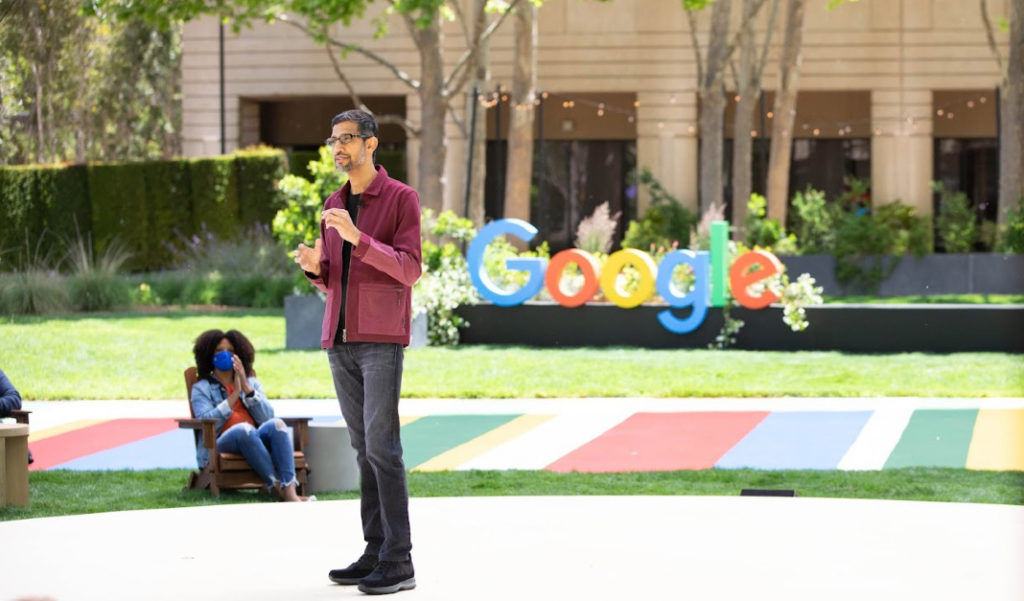 Persona hablando en las instalaciones de Google