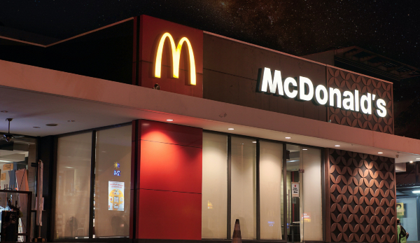 Un McDonald's visto de noche