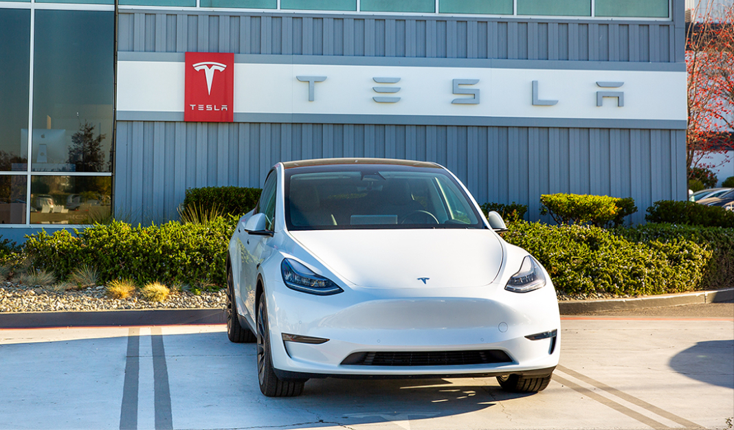 Auto Tesla frente al edificio de la marca