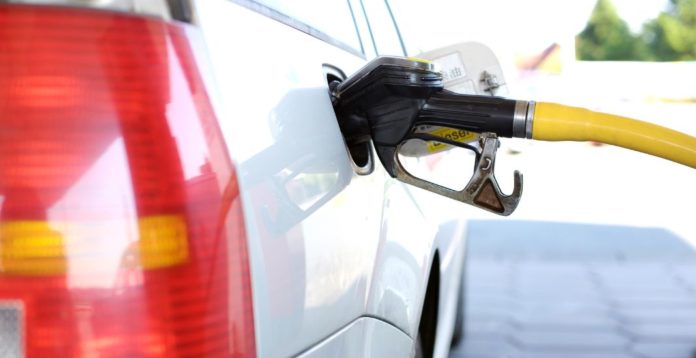 Requisitos para recibir cheque de $1.050 por aumento de la gasolina en California