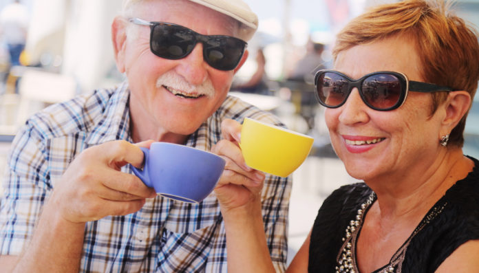 pareja de adultos mayores tomando una taza de café
