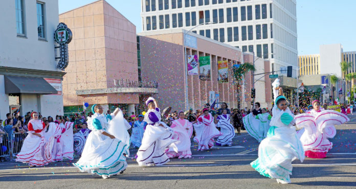 Bailarinas folklóricas desfilando en las calles