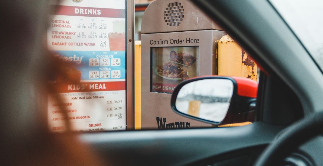 Salario de trabajadores de comida rápida subiría hasta $22 la hora