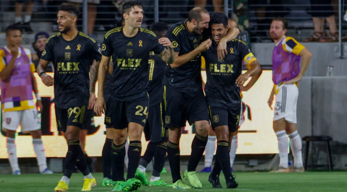 Carlos Vela celebrando un gol con sus compañeros