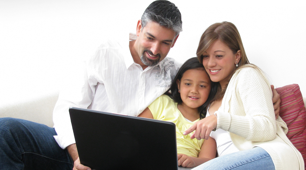 Familia latina viendo la laptop