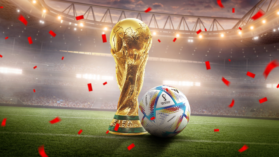 El trofeo y el balón del Mundial de Qatar