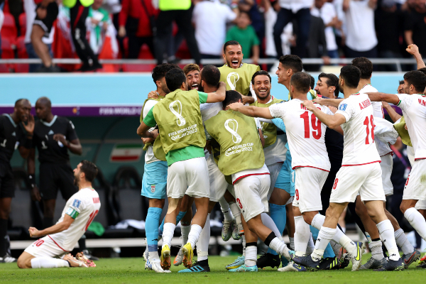 Los jugadores de Irán celebran la victoria