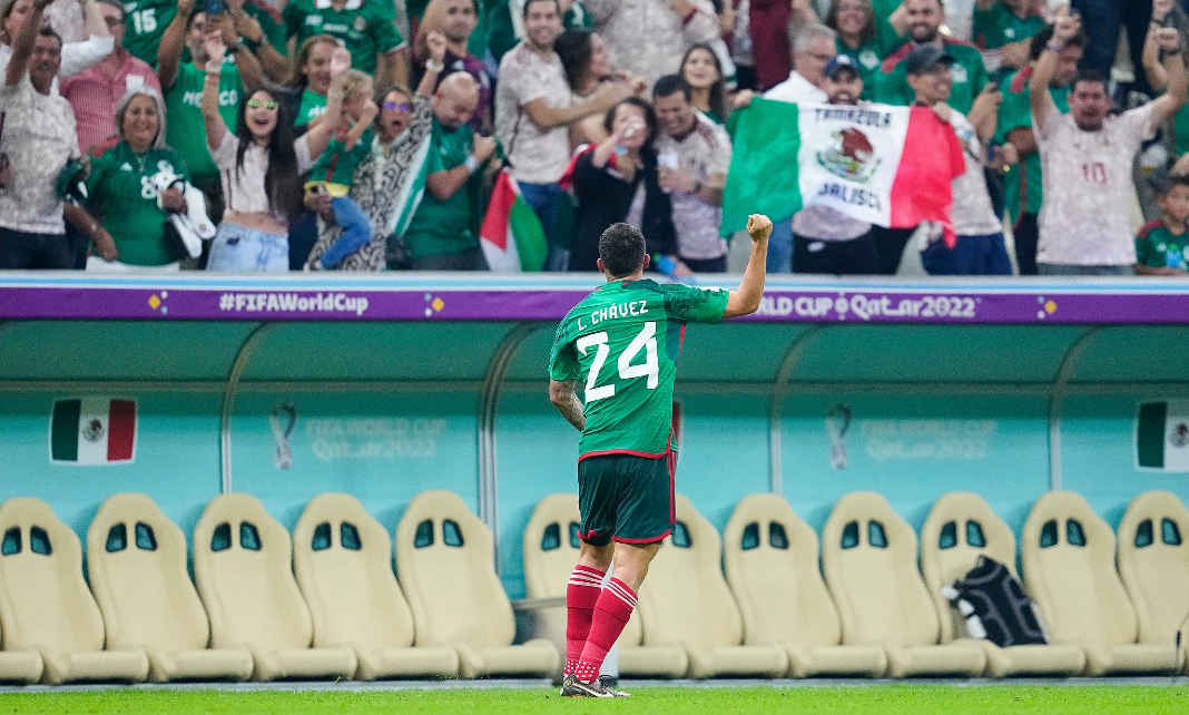 Luis Chávez celebra con la tribuna el primer gol del Tri