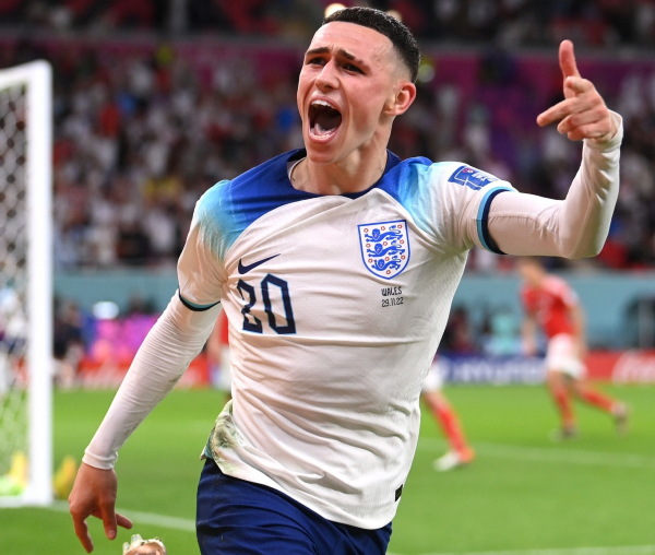 Phil Foden celebra el segundo gol de Inglaterra