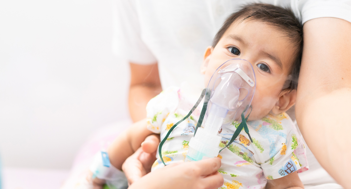 Bebé con un aparato para respirar