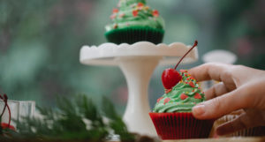 Cupcakes decorados con colores navideños