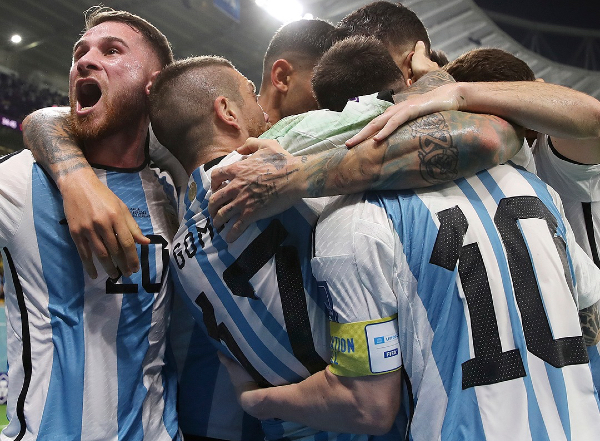 Jugadores de Argentina celebran un gol.