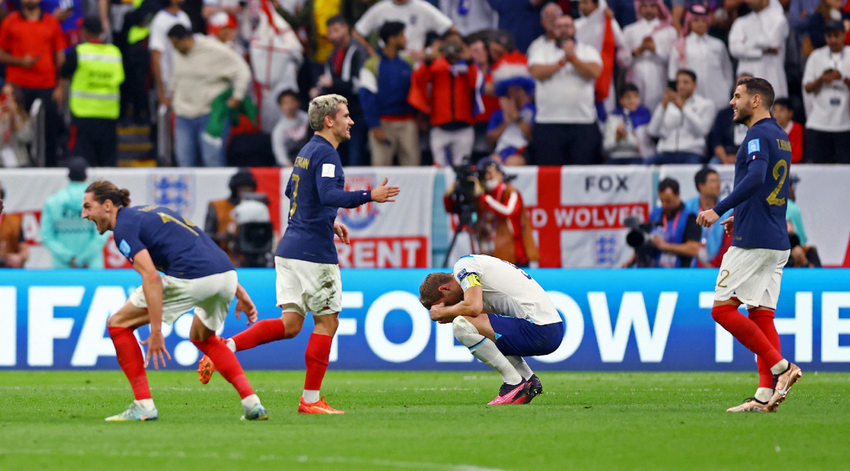 Jugadores de Francia celebran el término del partido