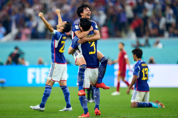 Jugadores de Japón celebran el pase a octavos de final.